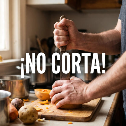 Peligro y frustración al intentar cortar con un cuchillo desafilado en casa.